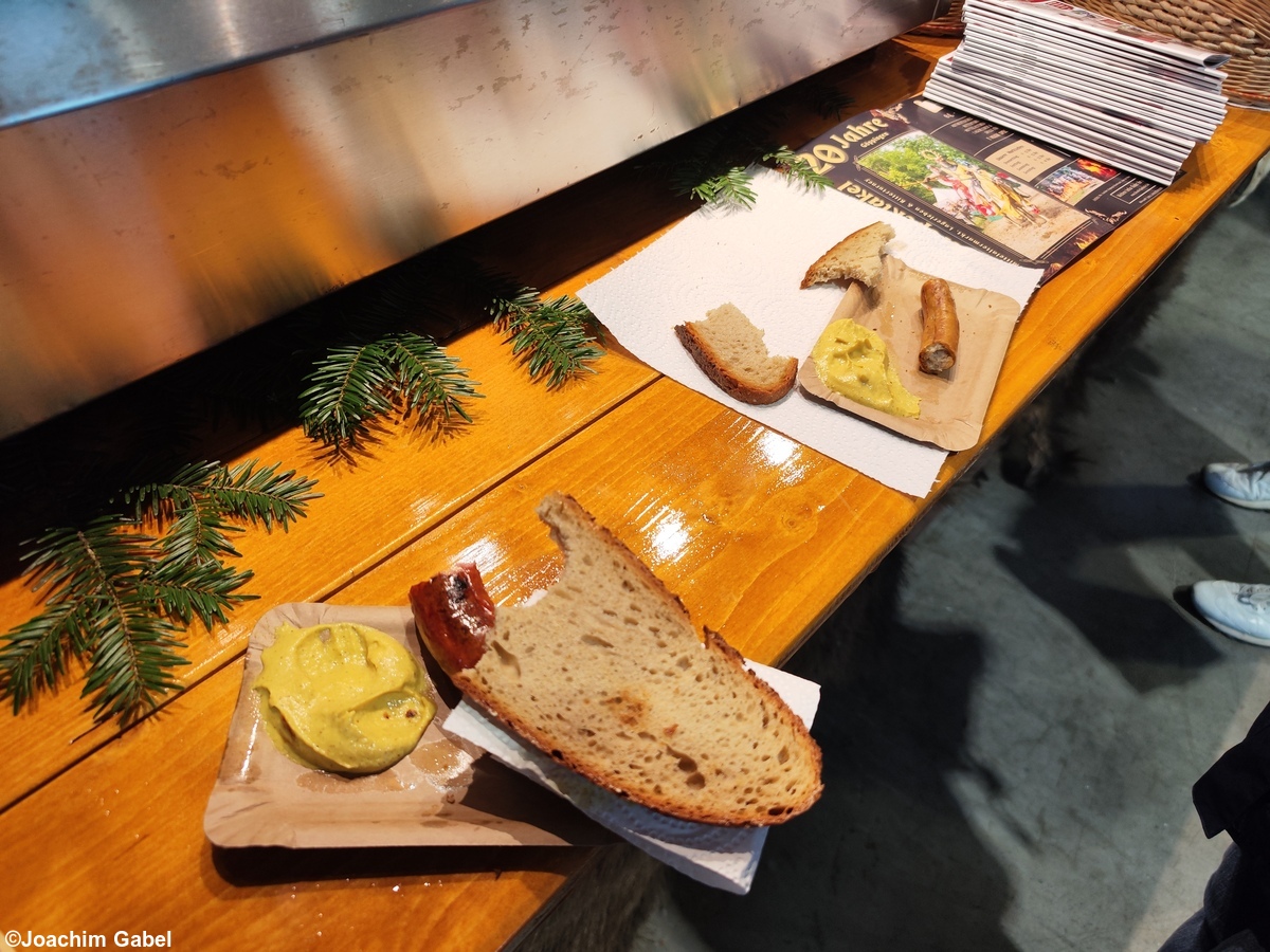 The sausage at the game stand is practically a tradition by now. My sweetheart had a deer bratwurst and I had a wild boar red sausage. Unfortunately, our greed was once again faster than my camera.Die Wurst am Wildstand ist auch schon fast Tradition. Mein Schatz hatte eine Rehbratwurst und ich eine Wildschweinrote. Leider war die Gier mal wieder schneller als der Fotoapparat.