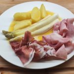 With San Daniele ham and prosciutto cotto. Mit San Daniele Schinken und Prosciutto cotto.