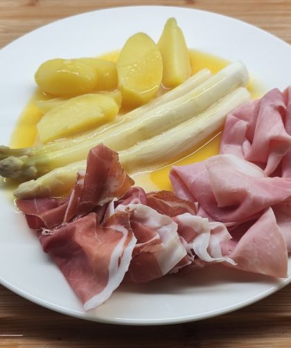 With San Daniele ham and prosciutto cotto. Mit San Daniele Schinken und Prosciutto cotto.