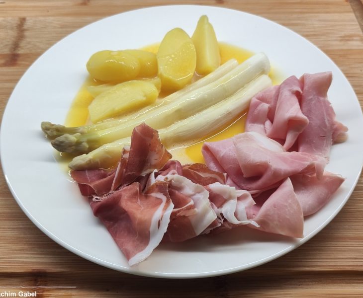 With San Daniele ham and prosciutto cotto. Mit San Daniele Schinken und Prosciutto cotto.